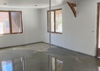 Coulée de chape pour une maison neuve.