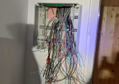 Installations électriques conformément aux normes de sécurité et aux réglementations électriques en vigueur.