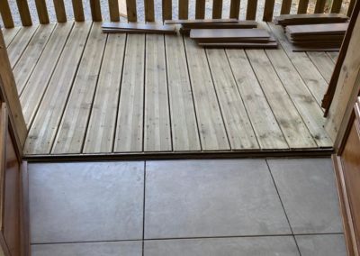 L’installation d’une clôture à panneaux en bois et la création d’une terrasse.